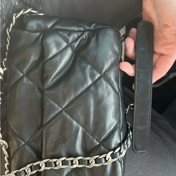 Chanel Black Quilted Leather Shoulder Bag - Picture 5 of 7